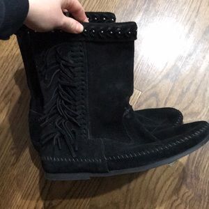Minnetonka moccasin boots size 9